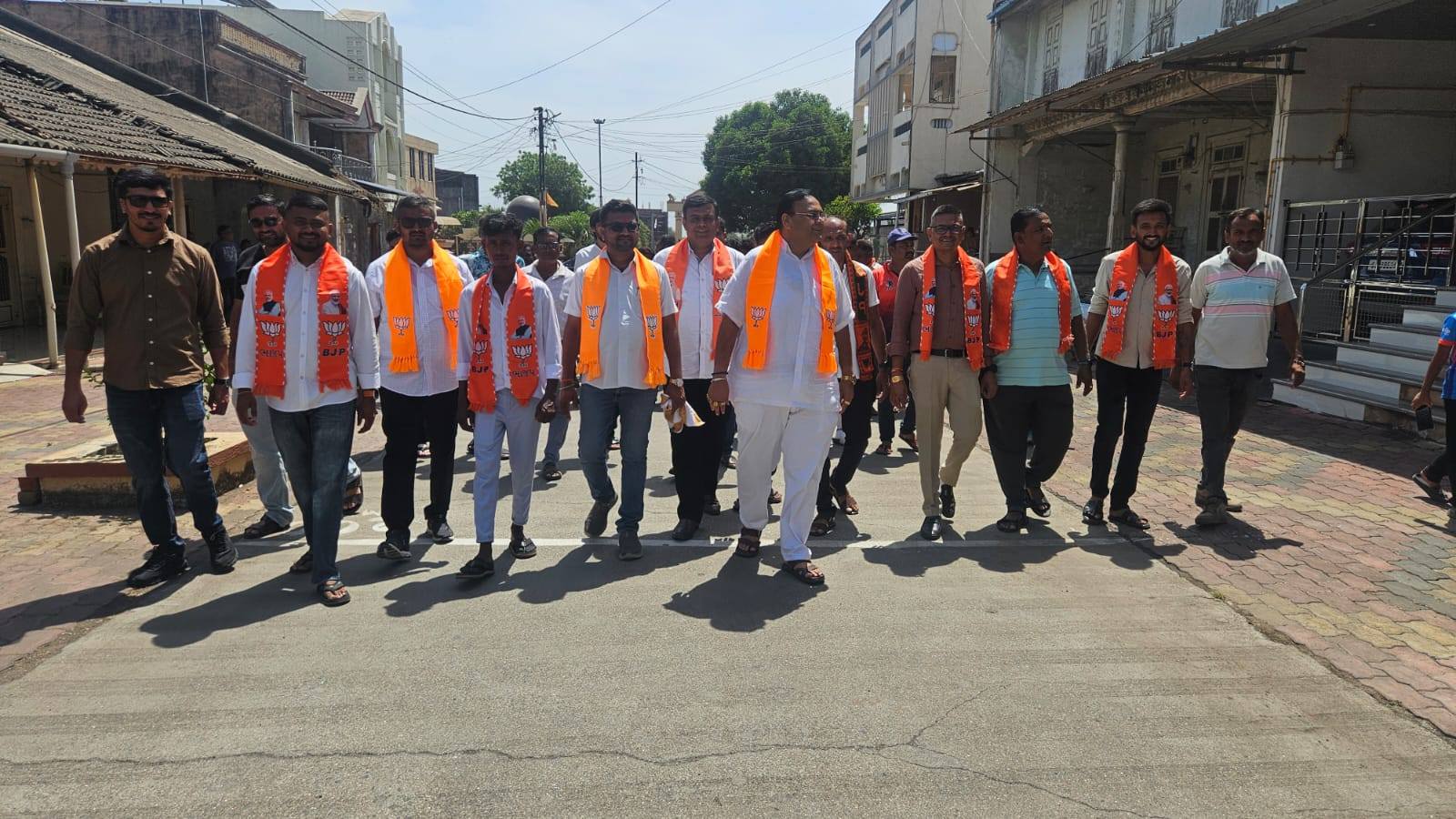 તા.૧૭-૦૪-૨૦૨૬ ના રોજ ભારતીય જનતા પાર્ટી મહુવા જિલ્લા પંચાયતના ઉમેદવાર શ્રી હેમંતભાઈ પટેલ અને કાની તાલુકા પંચાયતના ઉમેદવાર શ્રી સતીષભાઈ હળપતિ સાથે કાની ગામ ખાતે ઘરે-ઘરે પ્રવાસ.
